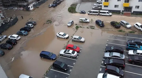 „Mica Veneţie” din Tractorul-Coresi, cu străzi-pâraie şi lacul-parcare. Până la asfalt, unde-i canalizarea?