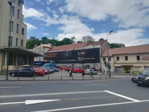 Din oră în oră cu autobuzul turistic în centrul istoric al Braşovului
