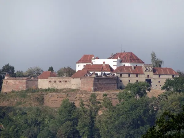 Situaţia juridică a turnurilor şi zidurilor Cetăţii Medievale Braşov, pe lista de aşteptare a Ministerului Dezvoltării 