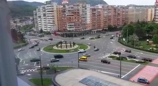 „Inconştientul” pe contrasens, ieri în giratoriul de la Poienelor. „Ori nebun, ori bolnav, să-i bage cineva minţile în cap”