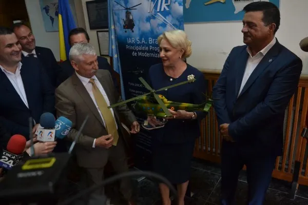 Cadou pentru Viorica Dăncilă: un elicopter de jucărie 