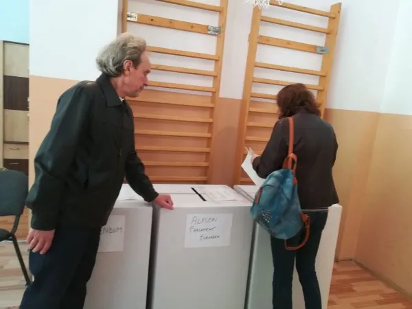Peste 30% dintre români au votat la referendum. Braşovul este peste procentul naţional