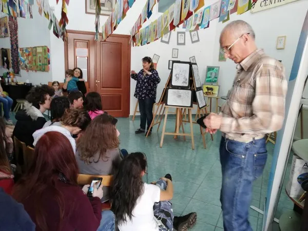 Jucărioteca - spaţiu de expunere pentru artiştii în devenire. Tabita Deiac, prima mică pictoriţă