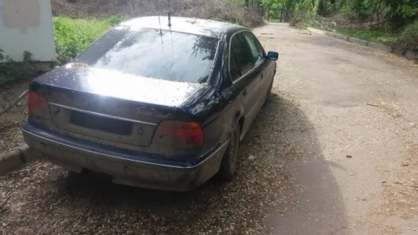 La 15 ani, a furat o mașină, dar s-a speriat și a abandonat-o după doar 300 de metri