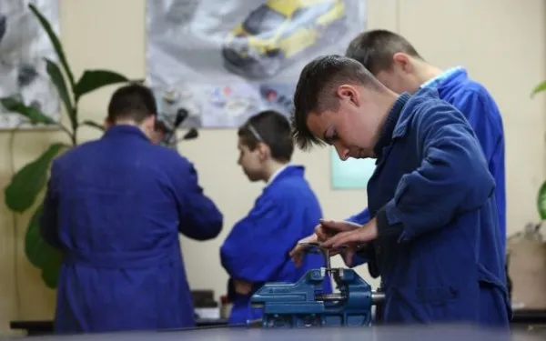 Învăţământul dual, doar două zile de înscriere. Cine ratează admiterea, se înscrie imediat la o altă şcoală profesională