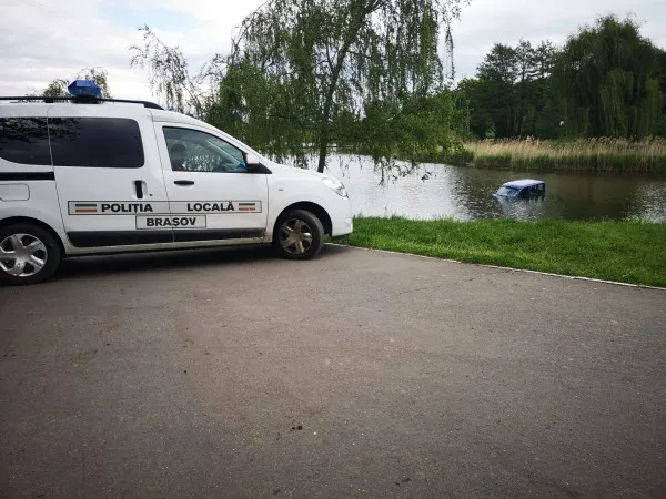 Accidentul „frâna de mână”:  I-a căzut maşina-n Lacul Noua