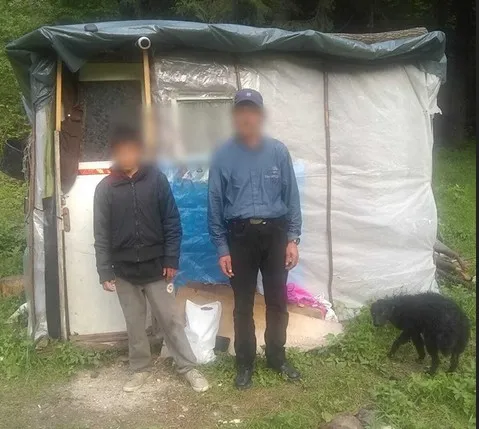 Băiat „cules” din Gara Braşov, „adoptat” de un bărbat ce trăia într-o cocioabă pe Valea Timişului