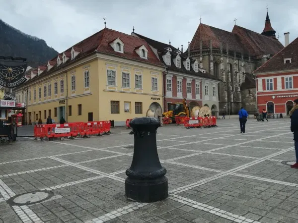 Stâlpi „de rezervă” pentru Piaţa Sfatului
