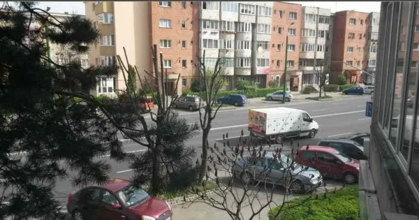Toată vara, strada Toamnei din Braşov va fi în şantier. Afectate vor fi trotuarele şi locurile de parcare, pe anumite perioade