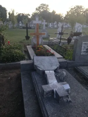 I s-a pus pata pe crucile din cimitir