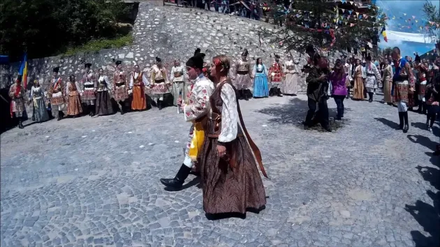 Prima ieşire din an a junilor din Braşov, unde sunt prezente şi juniţele