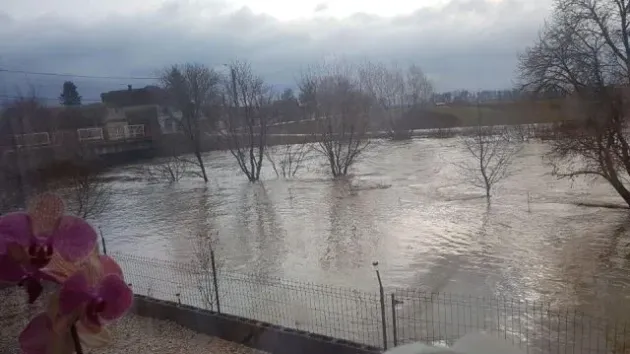 Primăriile de pe cursul Oltului, în alertă din cauza codului portocaliu de inundaţii. Sunt pregătiţi să intervină chiar şi vânătorii de munte 