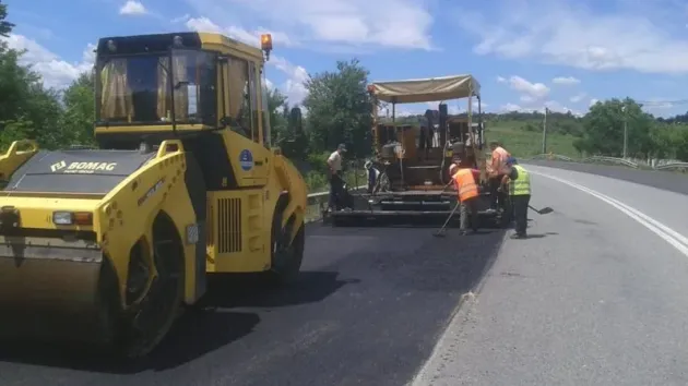 Trei şantiere vor fi deschise pe DN 13, în vederea consolidării porţiunilor de şosea care au luat-o la vale
