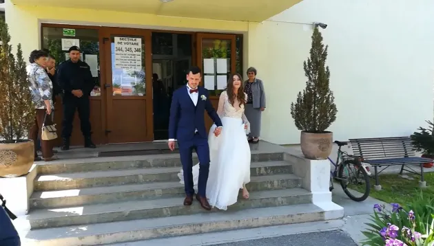 Mire şi mireasă din Braşov, de la biserică direct la secţia de votare