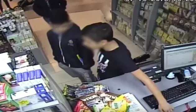 Doi minori, „abonaţi” la casa de marcat a unui magazin. Până să-i prindă cineva, au „ciupit” 11.200 lei