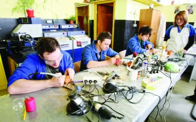 Învăţământul dual se extinde la încă două colegii braşovene 