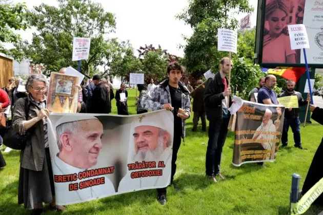Protest faţă de vizita Papei în România
