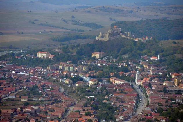 Le-a făcut pe toate! Beat şi fără permis, a intrat cu maşina în stâlp, a rănit trei persoane şi a fugit