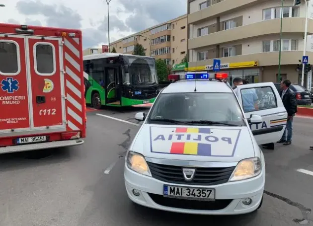 Nici autobuzul nu „te fereşte” dacă treci pe roşu