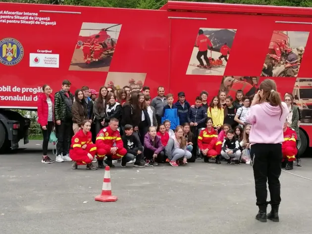 Sute de persoane au intrat în Caravana SMURD