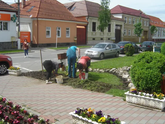Lucrări de curăţenie şi înfrumuseţare în aproape toate zonele din localitate