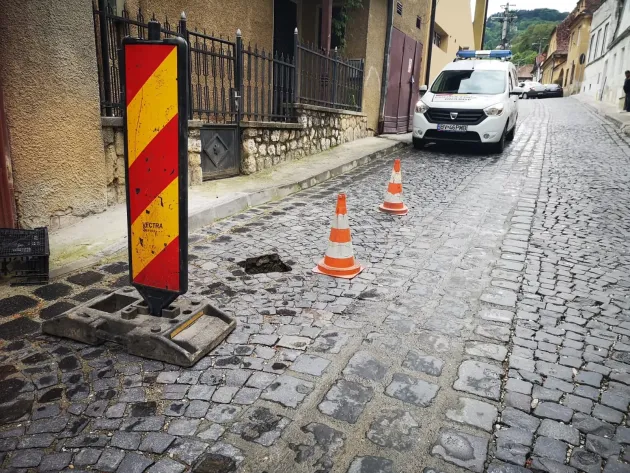 Gaură descoperită de poliţiştii locali braşoveni sub strada Constantin Brâncoveanu