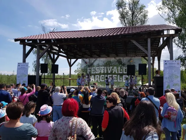 Mii de oameni, puţine flori, dar mii de boboci la Festivalul Narciselor