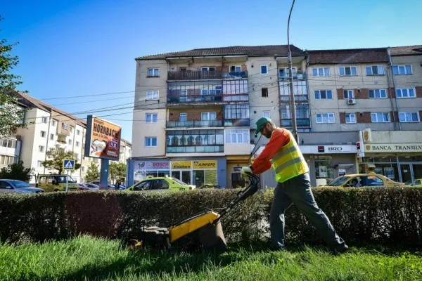 Tableta uitată la locul de joacă şi scrisoarea de la părinţi pentru angajaţii Comprest