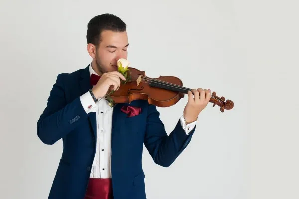 Concert caritabil la Muzeul Casa Mureşenilor, susţinut de o elevă, pentru doi copii