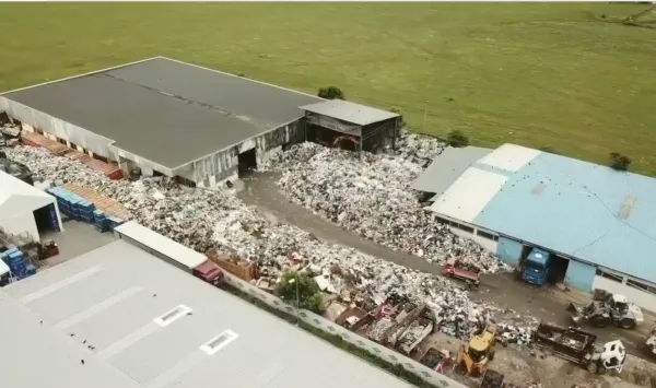 Curţile unor operatori de salubritate s-au transformat în adevărate rampe de gunoi, urât mirositoare. Garda de Mediu începe controalele
