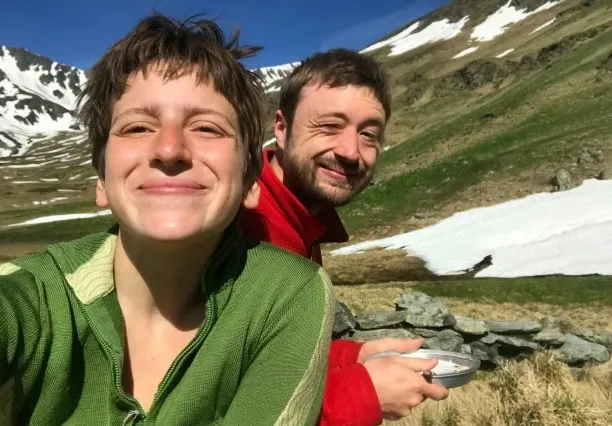 A pocnit în ochi o ursoaică