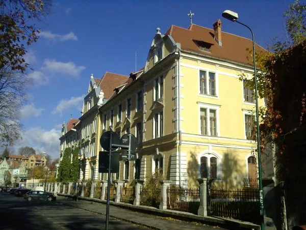 Corpul B al Colegiului Aprily Lajos, afectat de umezeală şi de o ciupercă 