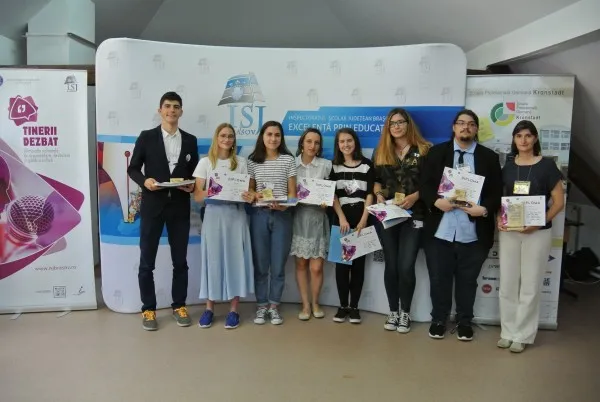 Liceeni de la „Unirea” şi „Moisil”, în etapa naţională a olimpiadei „Tinerii dezbat”