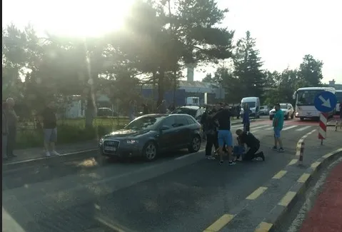 Traficul pe DN1, „sugrumat” în două puncte, azi dimineaţă. Femeie lovită la o trecere de pietoni din Ghimbav, camion plin cu piatră, răsturnat la Timiş