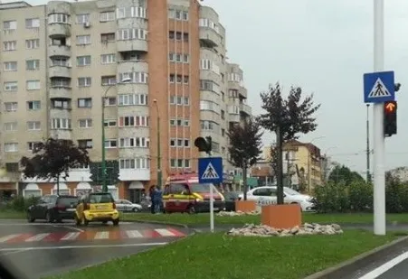 Copil lovit pe trecere, pe strada Toamnei