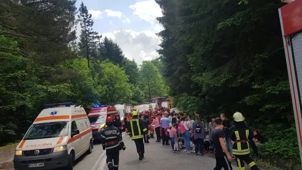 Cod Roşu la Pârâul Rece: Un autocar cu peste 50 de oameni, mulţi dintre ei copii, s-a răsturnat