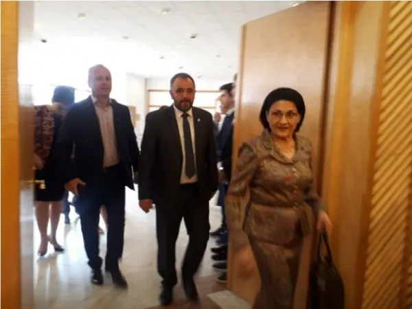 Ministrul Educaţiei dă asigurări că nu este nicio problemă că a întârziat Broşura admiterii