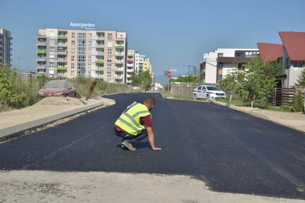Începe să apară asfaltul pe uliţele din Tractorul
