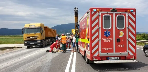 Un tânăr de 25 de ani a murit electrocutat muncind pe DN 1