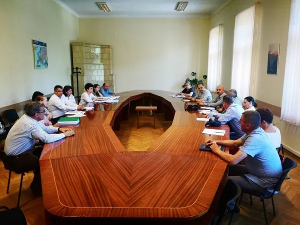 Şedinţa „probleme de miros în aria metropolitană” la Prefectura Braşov. Administratorul de la groapa de gunoi Braşovului a primit noi obligaţii