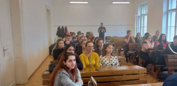 Poliţiştii printre studente, cu tema hărţuirii sexuale şi hărţuirii stradale