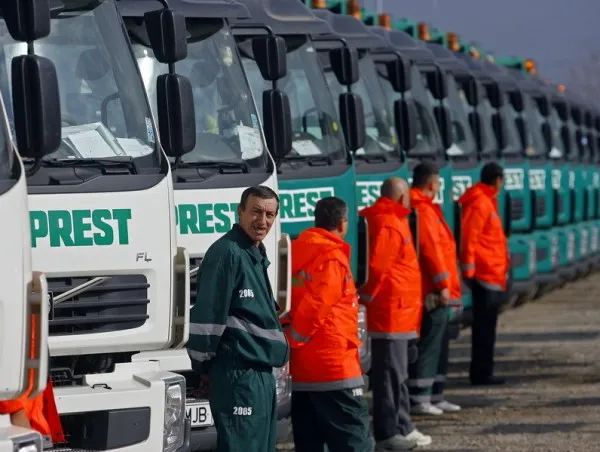 Braşovul, cei mai frumoşi gunoieri din România: Tunşi, spălaţi, aranjaţi... pe banii firmei