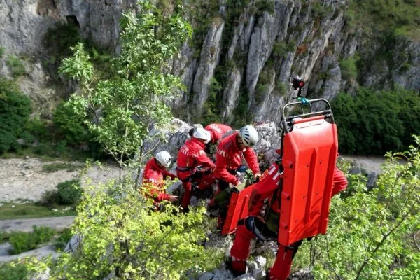 Descoperire macabră la Râşnov: Craniul şi actele unui om găsite în munţi