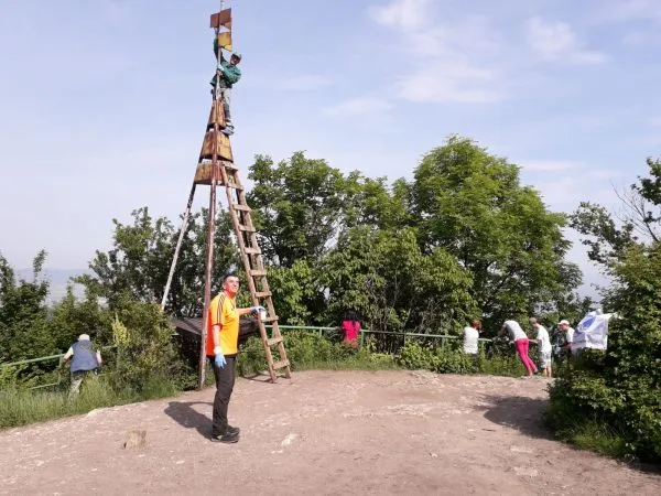 Voluntarii au făcut curăţenie pe Tâmpa 