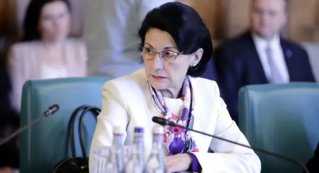 Ministerul Educaţiei vrea bursa minimă obligatorie de 100 de lei, dar nu ştie să le spună primarilor din ce bani