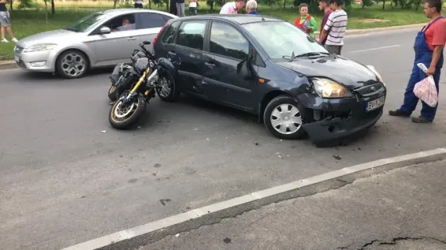 Motocicletă vs. maşină, pe str. Crinului