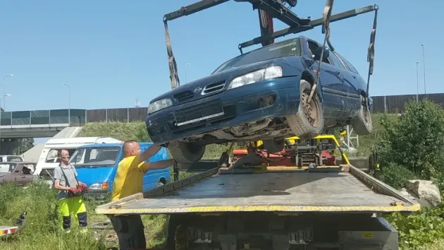 Poliţia ridică 9 mașini abandonate în Piaţa Stupini