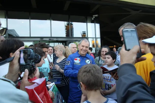 Braşoveanul Dumitru Prunariu, la 50 de ani de la primul pas pe Lună: România a fost singurul stat socialist atunci care a transmis în direct aselenizarea