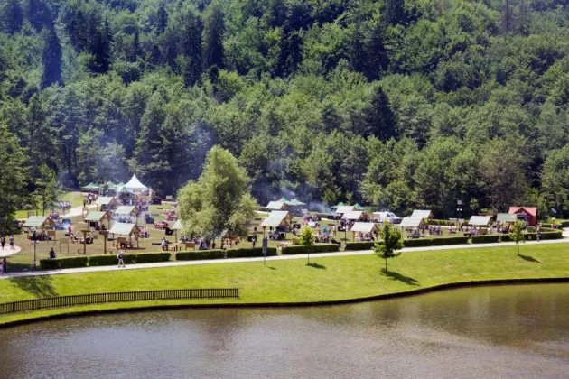 Faţă nouă pentru locul de picnic de la Lacul Noua  