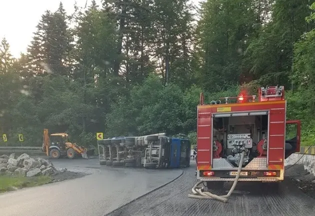 Şi-a răsturnat piatra din TIR pe DN 1